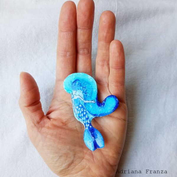 meerjungfrau-mermaid-brooch-resin-hand-painted-blue-adriana-franza-vienna-handbemalter-schmuck-wien-harz-broschen