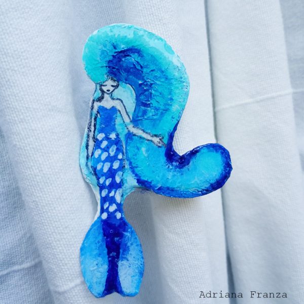 azzurra-sirena-blu-turchese-spilla-resina-dipinta-adriana-franza