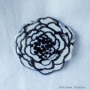 spilla-resina-dipinta-fiore-bianco-nero-rosa-adriana-franza