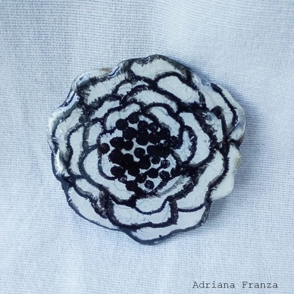 spilla-artistica-dipinta-bianco-nero-rosa spilla-resina-dipinta-fiore-bianco-nero-rosa-adriana-franza