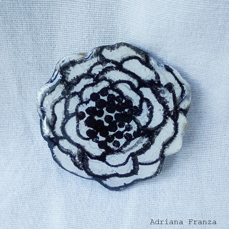 spilla-resina-dipinta-fiore-bianco-nero-rosa-adriana-franza