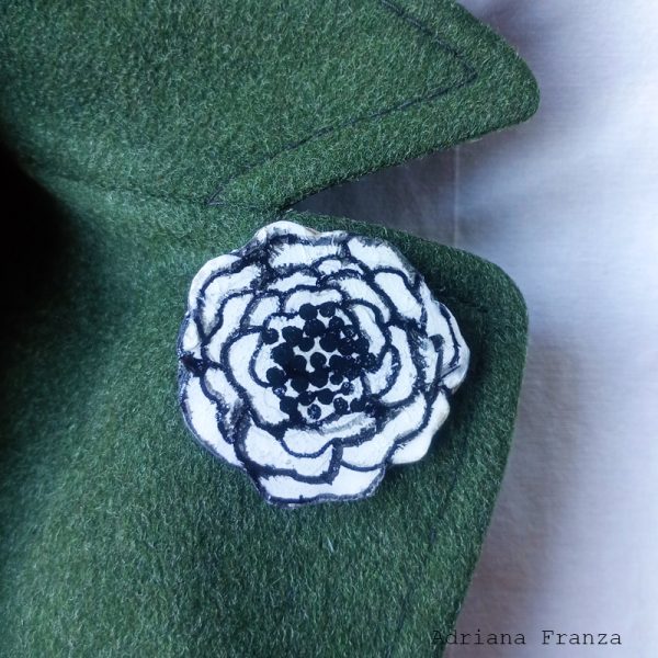 spilla-resina-dipinta-fiore-bianco-nero-rosa-adriana-franza