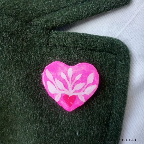 herz-rosa-brosche-brooch-jewelry-painted-resin-pink-heart-hand-painted-flowered-heart-artistic-jewelry-pink-heart-gift-for-girls-vienna-handbemalte-accessoires-handgefertigter-modeschmuck