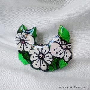 bouquet-spilla-resina-dipinta-fiore-bianco-nero-verde-adriana-franza-regali-donna