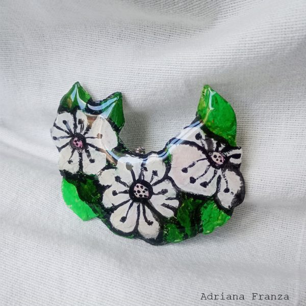 bouquet-spilla-resina-dipinta-fiore-bianco-nero-verde-adriana-franza-regali-donna
