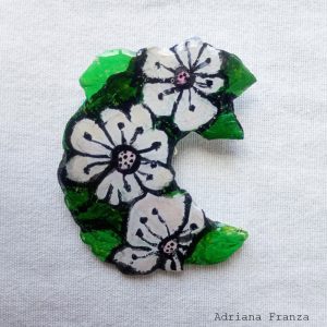 hand-painted-resin-brooch-bouquet-white-black-and-green-flower-by-adriana-franza-gifts-for-women
