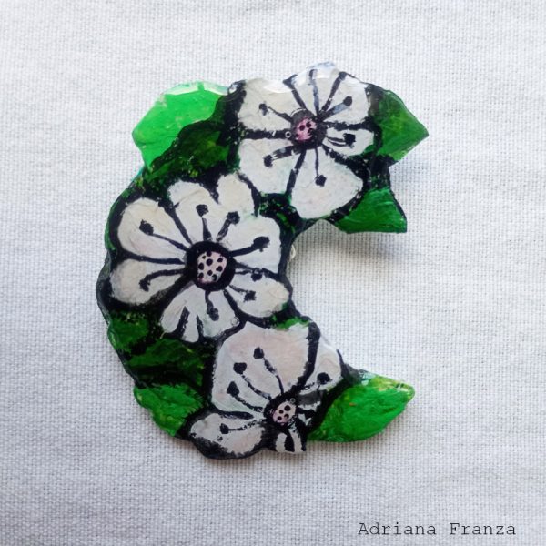 bouquet-spilla-resina-dipinta-fiore-bianco-nero-verde-adriana-franza-regali-donna