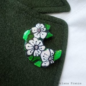 hand-painted-resin-brooch-bouquet-white-black-and-green-flower-by-adriana-franza-gifts-for-women