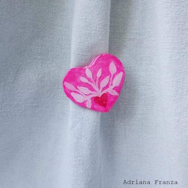 spilla-resina-dipinta-a-mano-cuore-fiorito-germogli-foglie-bianche-adriana-franza-regali-donna