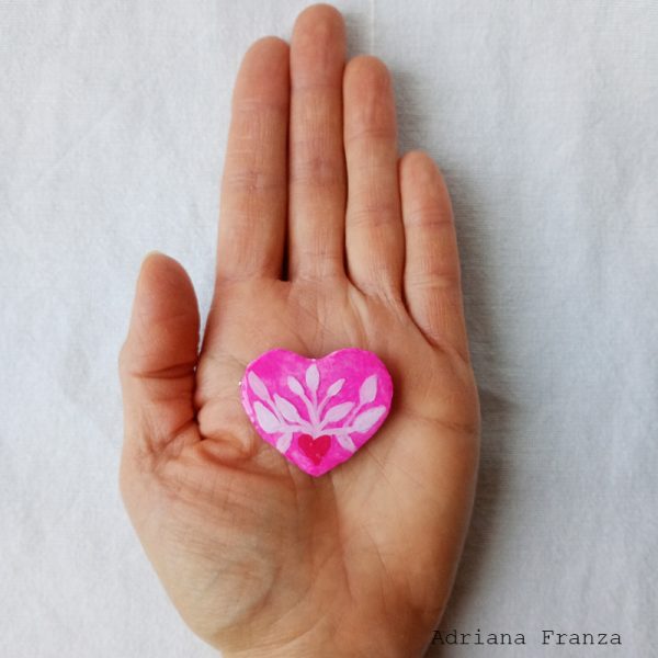 herz-rosa-brosche-brooch-jewelry-painted-resin-pink-heart-hand-painted-flowered-heart-artistic-jewelry-pink-heart-gift-for-girls-vienna-handbemalte-accessoires-handgefertigter-modeschmuck