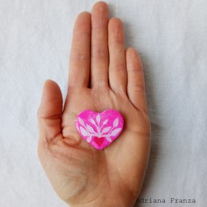 spilla-resina-dipinta-a-mano-cuore-fiorito-germogli-foglie-bianche-adriana-franza-regali-donna