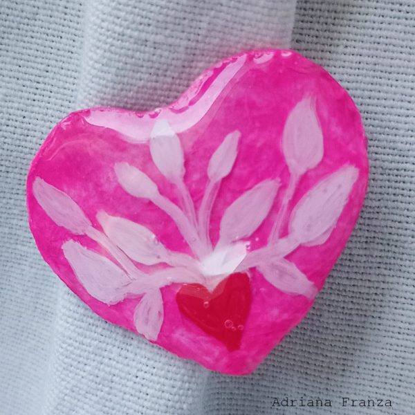 spilla-resina-cuore-rosa--dipinta-a-mano spilla-resina-dipinta-a-mano-cuore-fiorito-germogli-foglie-bianche-adriana-franza-regali-donna