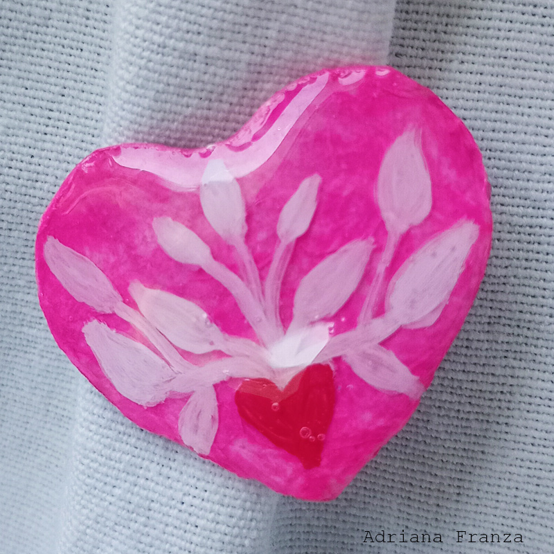 spilla-resina-dipinta-a-mano-cuore-fiorito-germogli-foglie-bianche-adriana-franza-regali-donna