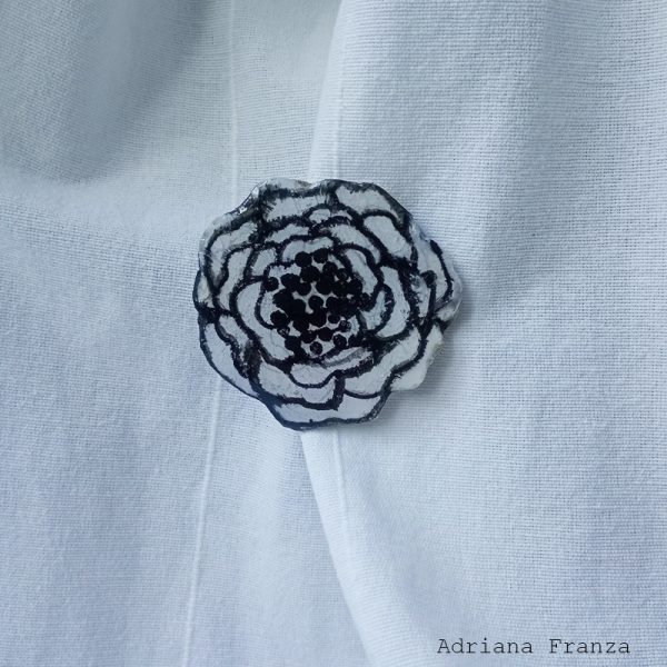 spilla-resina-dipinta-fiore-bianco-nero-rosa-adriana-franza