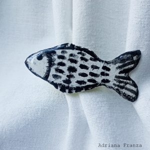artistic-black-and-white-fish-brooch-art jewelry-resin pin-handbemalte-brosche-aus-harz