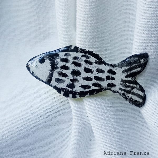 spilla-resina-pesce-bianco-e-nero artistic-black-and-white-fish-brooch-art jewelry-resin pin-handbemalte-brosche-aus-harz
