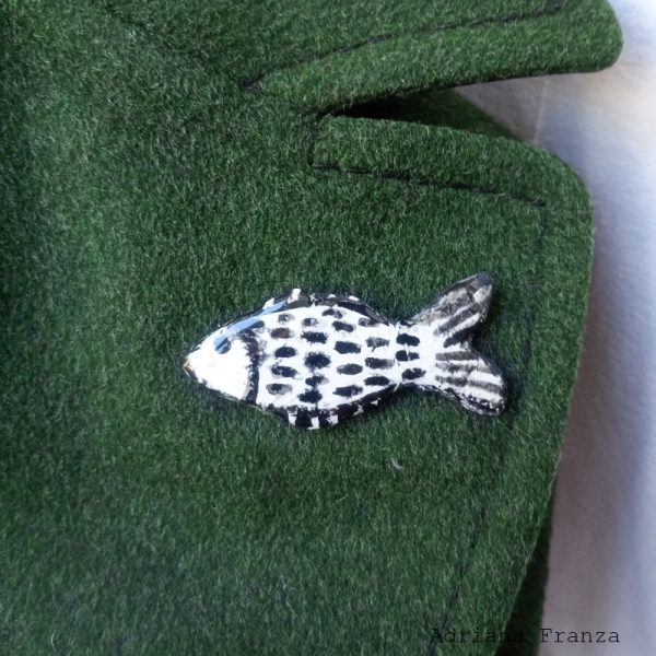 spilla-resina-dipinta-pesce-bianco-nero-adriana-franza