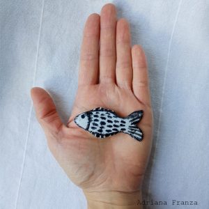artistic-black-and-white-fish-brooch-art jewelry-resin pin-handbemalte-brosche-aus-harz