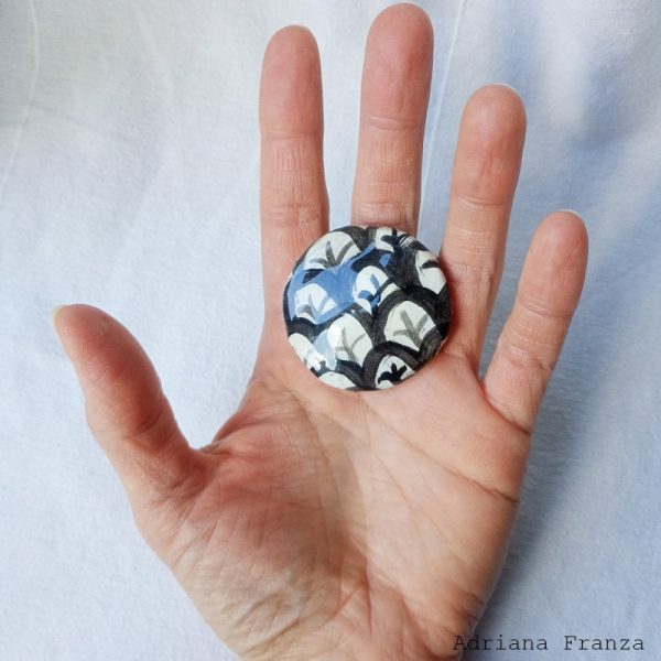 tokyo-anello-regolabile-biano-nero-resina-dipinto-a-mano--stile-grafico-regalo-donna-adriana-franza