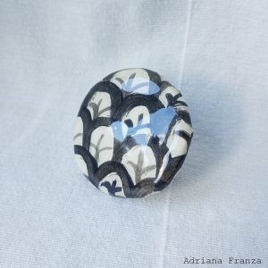 tokyo-anello-regolabile-bianco-nero-resina-dipinto-a-mano--stile-grafico-regalo-donna-adriana-franza