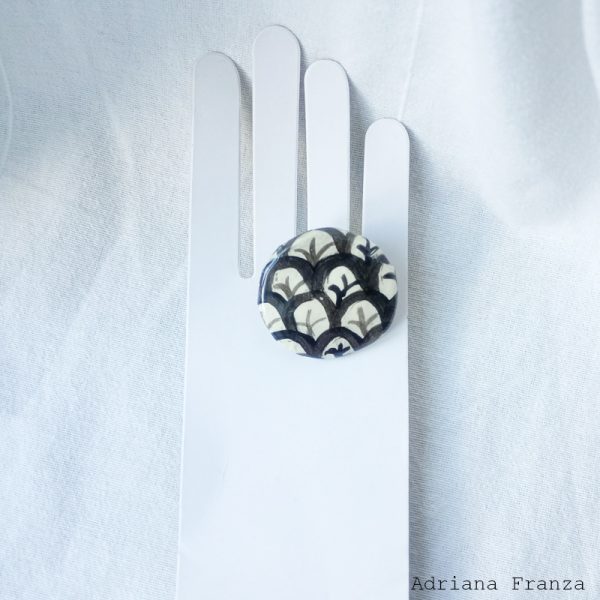 tokyo-anello-regolabile-biano-nero-resina-dipinto-a-mano--stile-grafico-regalo-donna-adriana-franza