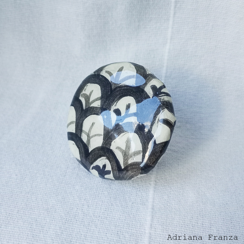 tokyo-anello-regolabile-bianco-nero-resina-dipinto-a-mano--stile-grafico-regalo-donna-adriana-franza